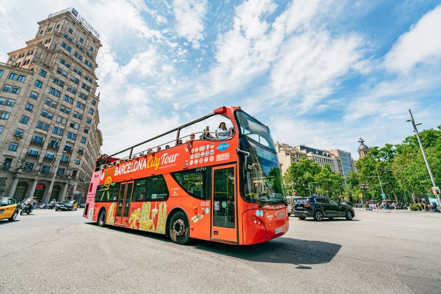 Barcelona: Hop-On Hop-Off Bus & Aquarium Tour - Meeting point at Plaça Catalunya: where to start clean