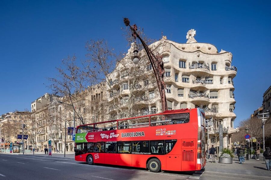 Barcelona: Hop-On Hop-Off Bus & Aquarium Tour - East Route (Green): beaches, modernism, and the city center
