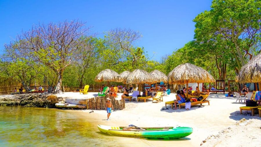 CARTAGENA: 4 islands by sport boat +oceanarium tickets - Cholon Fiesta Island: party energy, music, and a lot going on