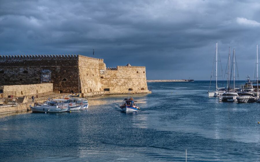 Crete: Heraklion Center, Local Market and Creta Aquarium - Local market shopping: barter strategy in the Heraklion center