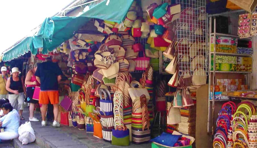 Mauritius: North Tour with Tea Tasting & Oceanarium Visit - Caudan Waterfront: A Break Between Walking Streets and Deeper Stops