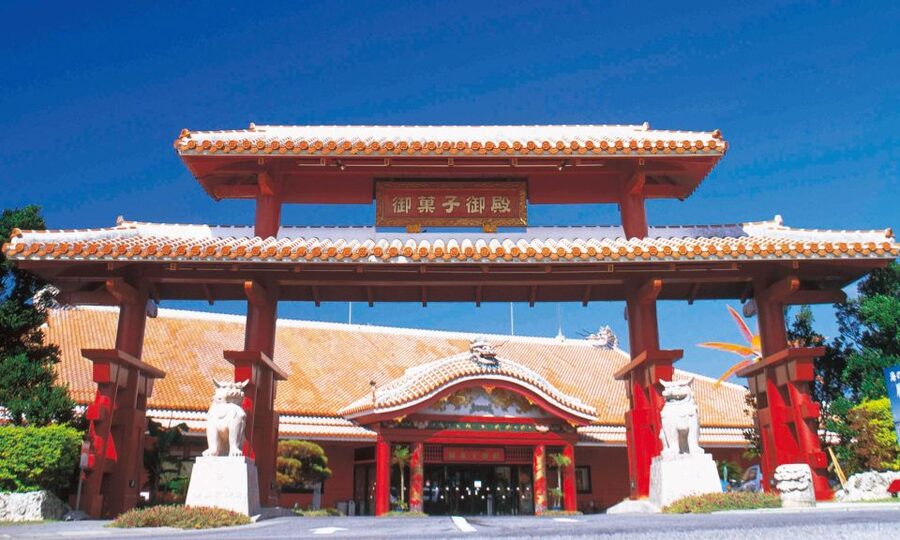 Naha: North Okinawa Sightseeing Tour & Churaumi Aquarium - Kouri Bridge and Kouri Island: Fast Beach Views, Built-In Photos