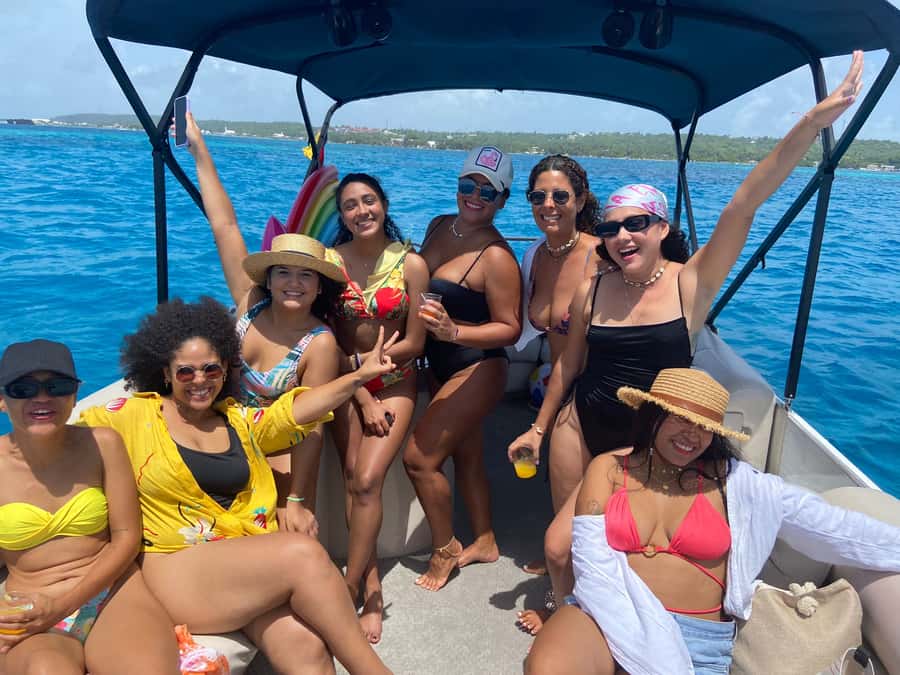 San Andres: Private Boat Trip with Aquarium and Beach Stops - El Palito and the floating tiki bar cocktail moment