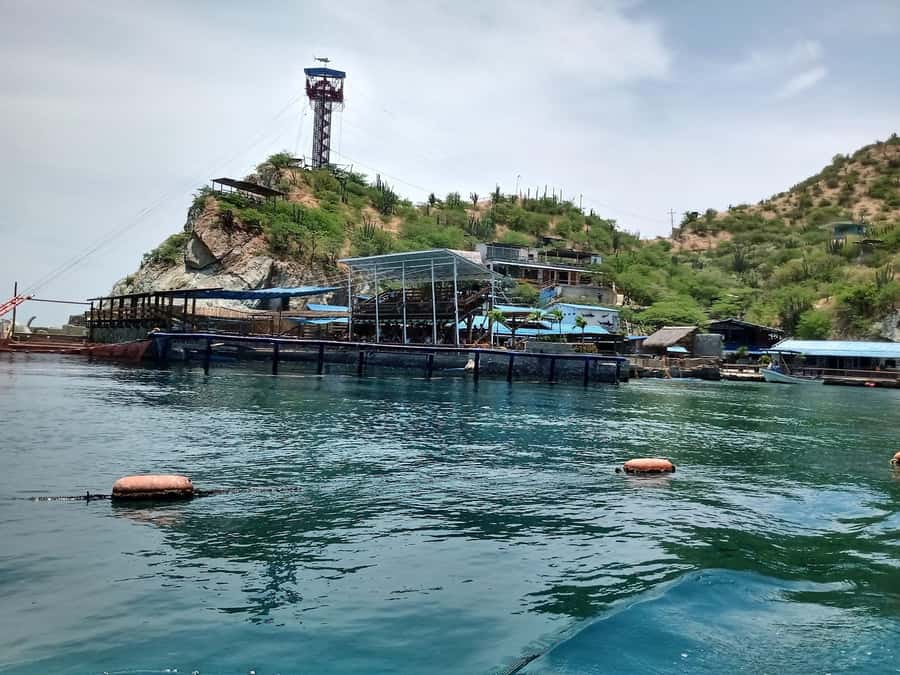 SANTAMARTA: TOUR Combo boat taxi, aquarium, lunch, and white sand beach - Your start at Puente Turístico El Rodadero and the boat-taxi rhythm