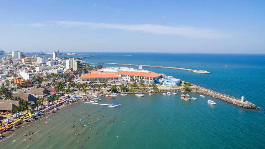 Veracruz: Panoramic Sightseeing City Tour and Aquarium - Beaches and markets: the city’s rhythm from the bus window